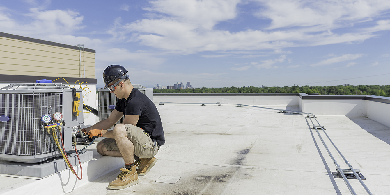 ManworkingonHVACsystem1340x672 | JLL Technologies